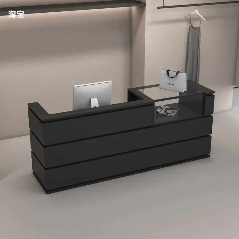 Outdoor Furniture In Store - Lada do salonu kosmetycznego, stół ekspozycyjny
